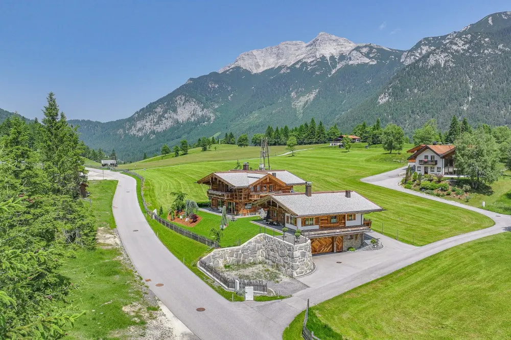 KITZIMMO-Zwei Luxuschalets mit Panoramablick in Top-Ruhelage kaufen - Immobilien Steinberg Tirol.