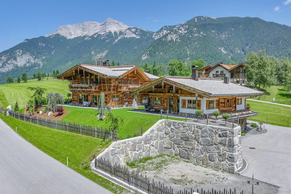 KITZIMMO-Zwei Luxuschalets mit Panoramablick in Top-Ruhelage kaufen - Immobilien Steinberg Tirol.