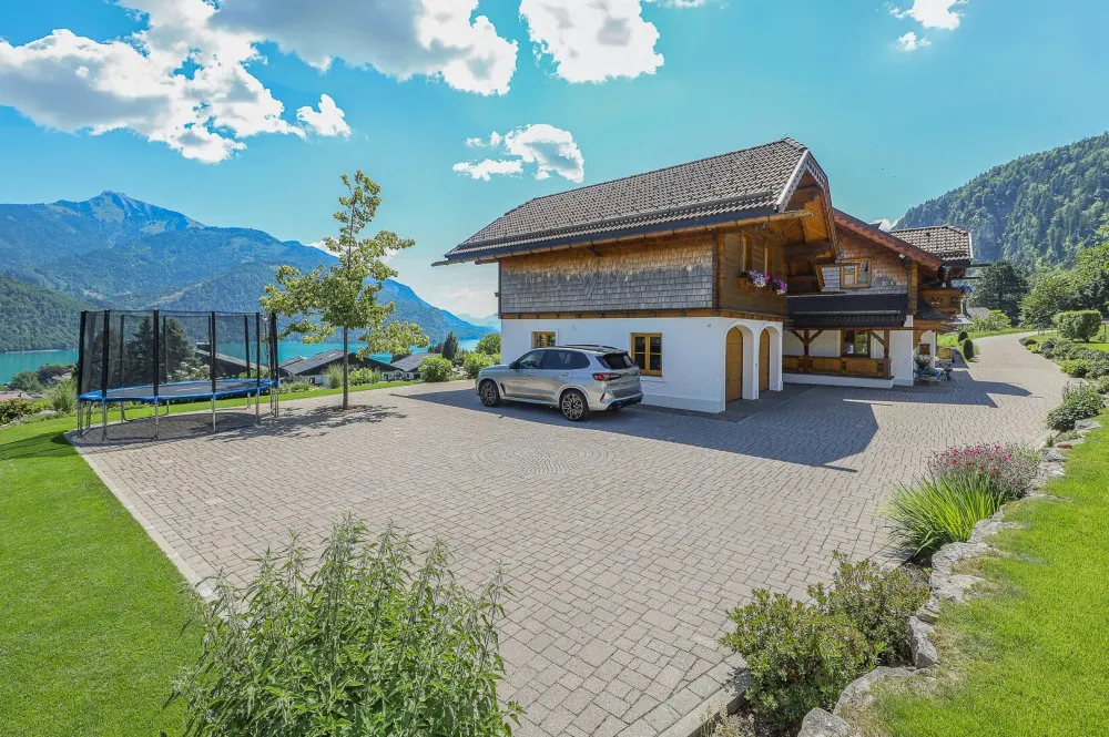 KITZIMMO-Einzigartige Landhausvilla mit Pool und unverbaubarem Seeblick - Immobilien St. Gilgen.