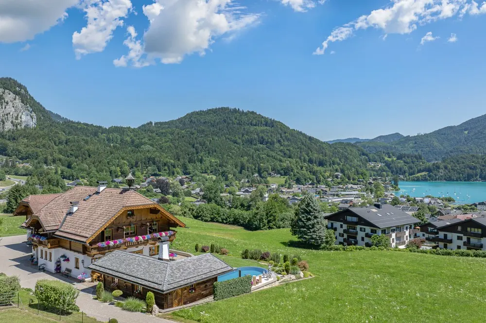 KITZIMMO-Einzigartige Landhausvilla mit Pool und unverbaubarem Seeblick - Immobilien St. Gilgen.