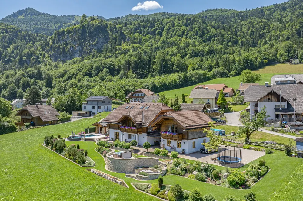 KITZIMMO-Einzigartige Landhausvilla mit Pool und unverbaubarem Seeblick - Immobilien St. Gilgen.