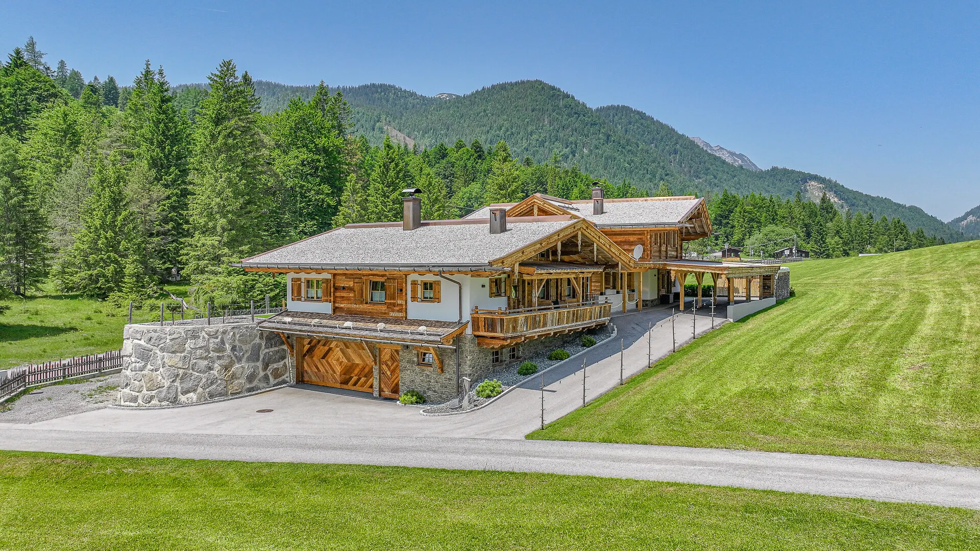 KITZIMMO-Zwei Luxuschalets mit Panoramablick in Top-Ruhelage kaufen - Immobilien Steinberg Tirol.
